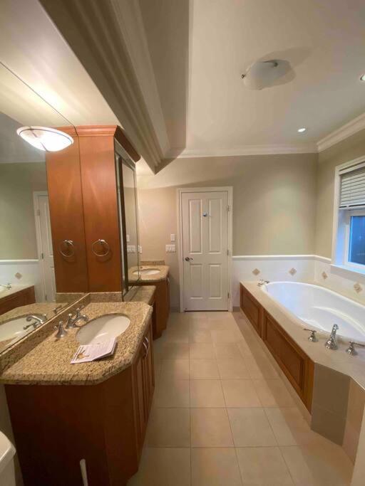 Lucky Suite, Two-Bedroom Suite With Independent Entrance In Richmond Close To Yvr 外观 照片