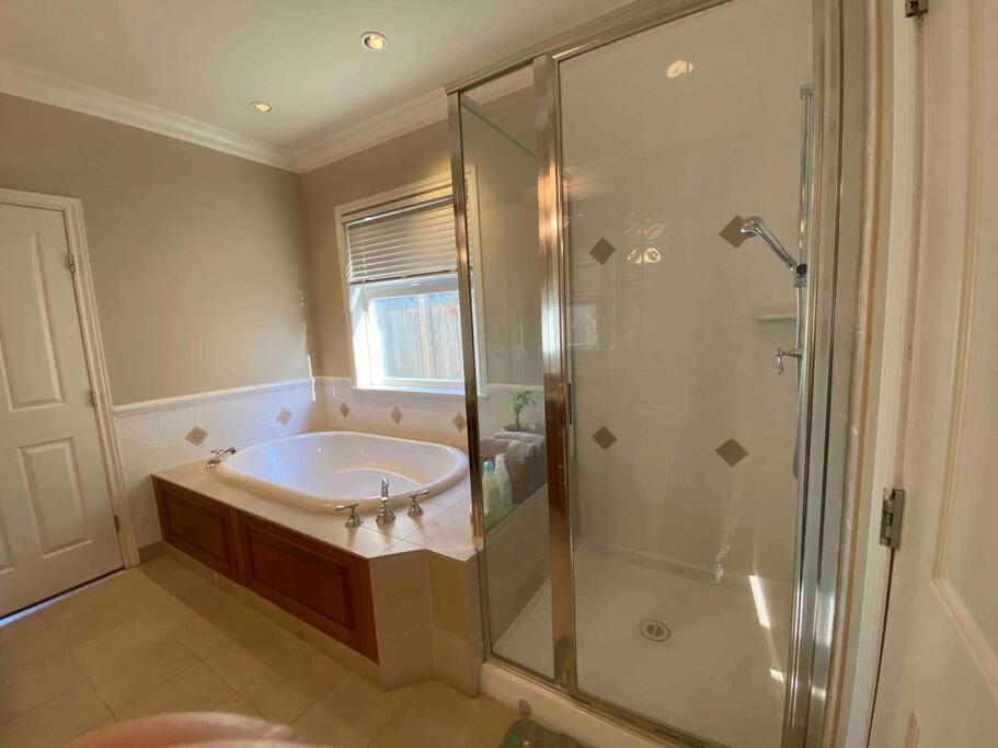 Lucky Suite, Two-Bedroom Suite With Independent Entrance In Richmond Close To Yvr 外观 照片